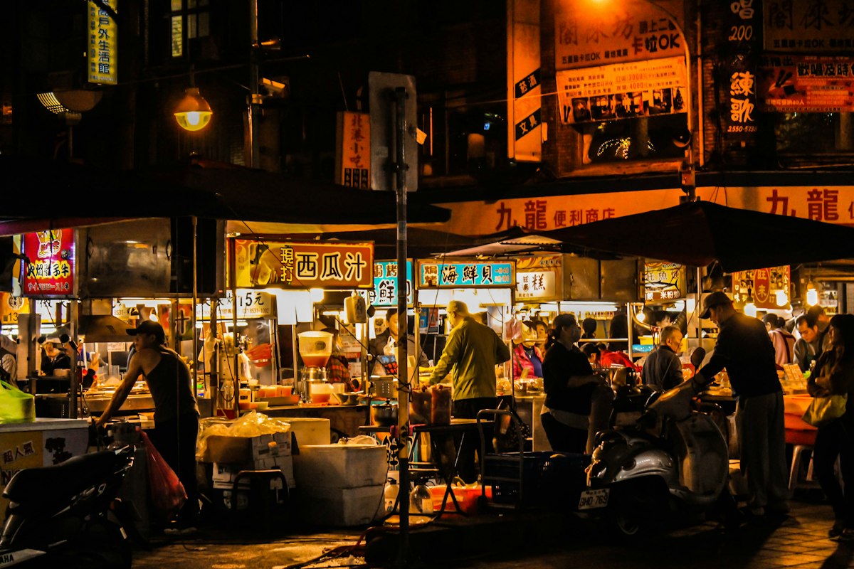 AI 皮衣男黃仁勳的臺灣美食地圖封面照片